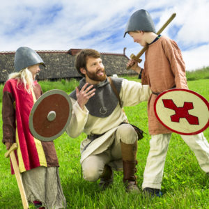 Formidler i vikingkostyme aktiviserer barn