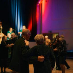 Mann og kvinne danser i konferansesalen under tidligere spellmannstreff