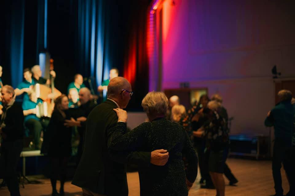 Mann og kvinne danser i konferansesalen under tidligere spellmannstreff