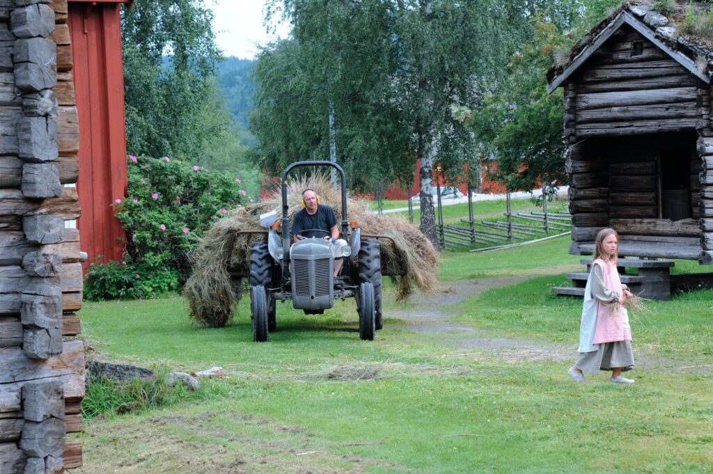 traktor | museum | mann | jente | hus