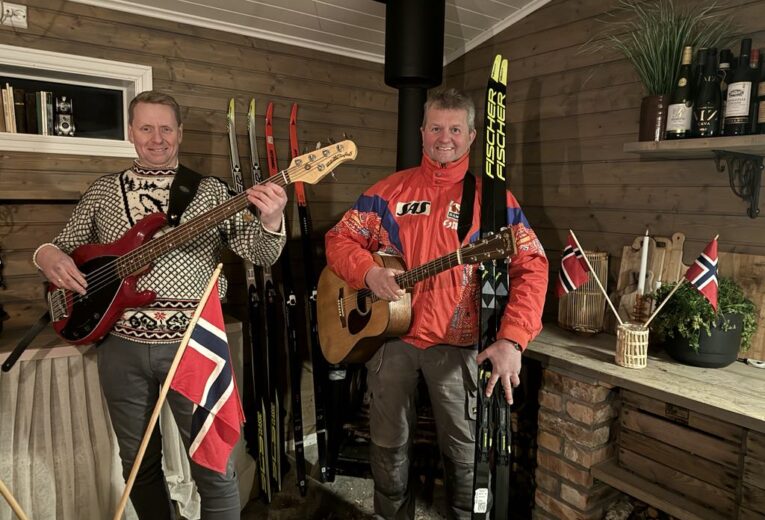 Bård og Stig Bratli i VM- skiklær og med gitarer