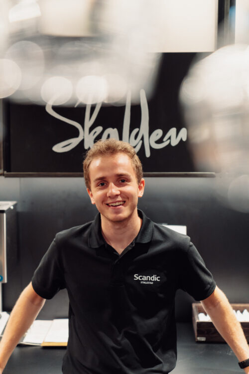 En av servitørene i Restaurant Skalden