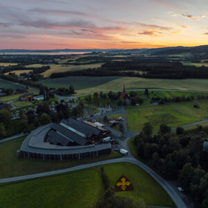 Stiklestad i solnedgang