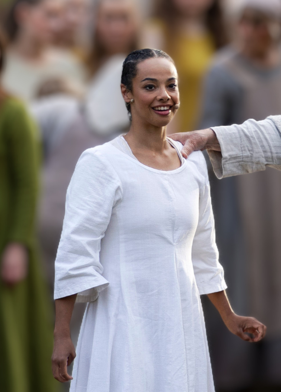 Natalie, Gudrun, Spelet 2026, Hvit kjole, Viking, middelalder, kristenretten
