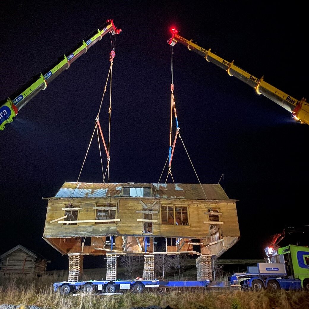 Ingvaldsengården løftes og plasseres på Stiklestad